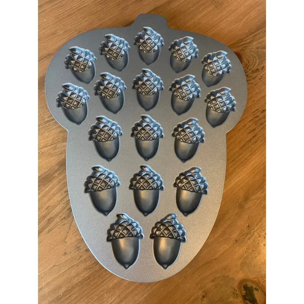 Nordic Ware USA Cast Aluminum ACORN CAKELET PAN 2 Cup Capacity 18 Cavities